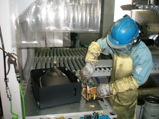 ブラウン管式テレビ一次分解工程